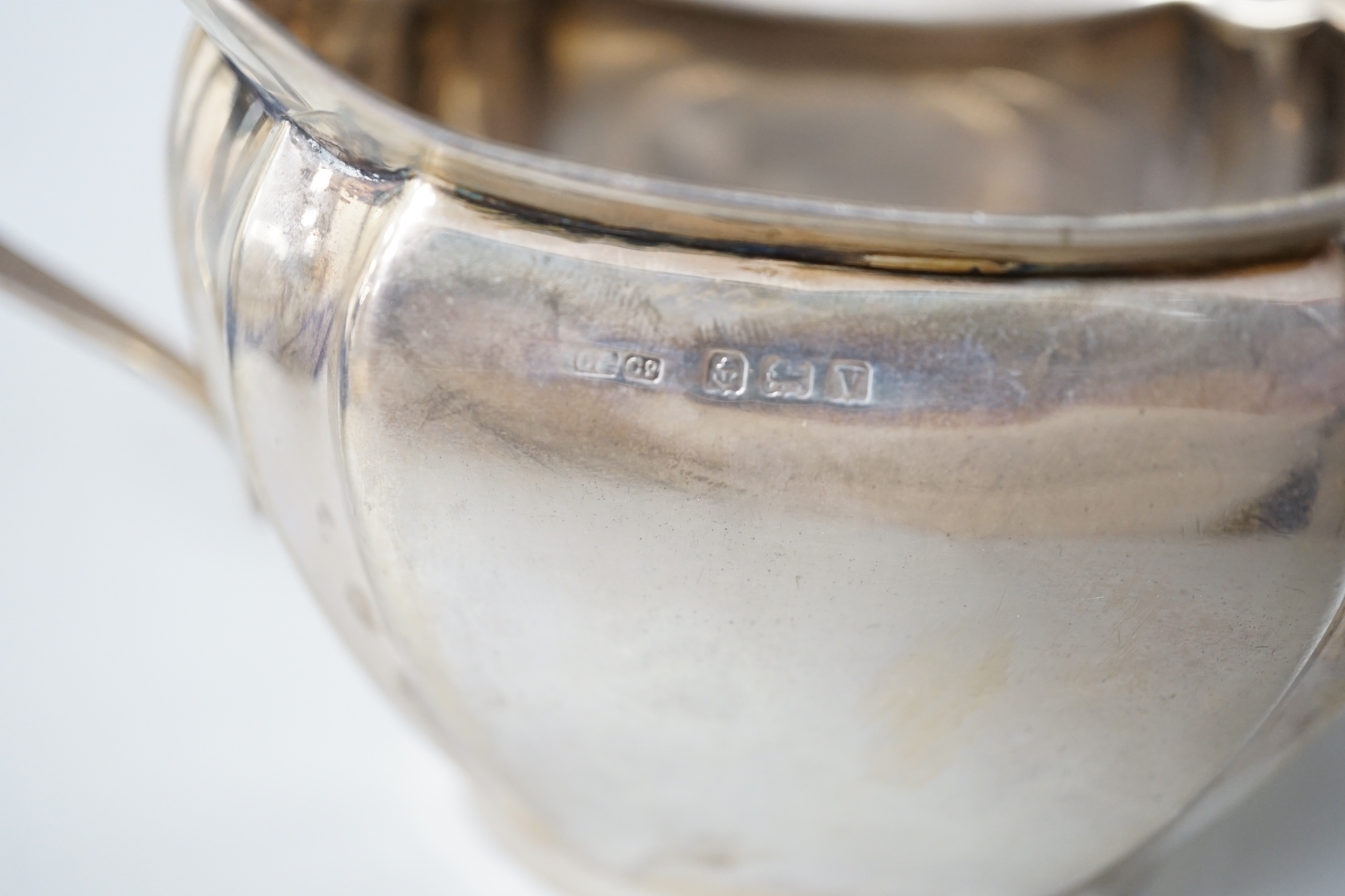 A George V three piece silver teaset, Birmingham 1920, gross 636 grams
